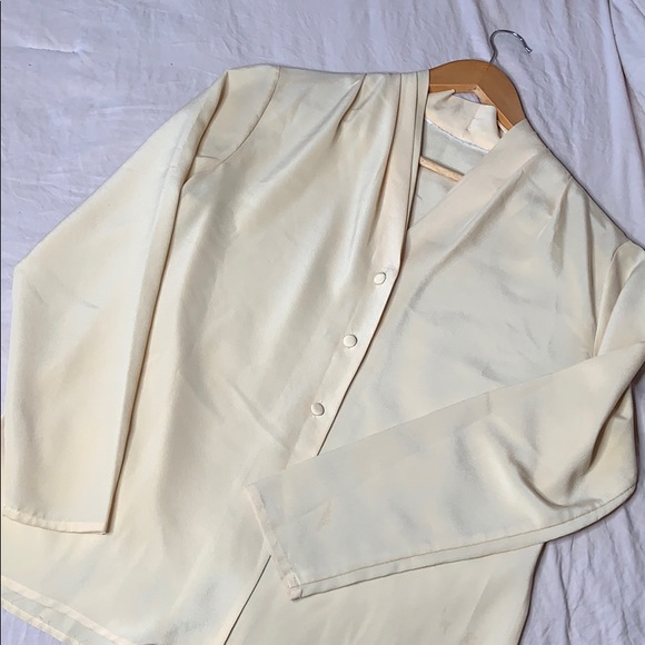 LONG SLEEVE CREAM BLOUSE!!! - Picture 2 of 8